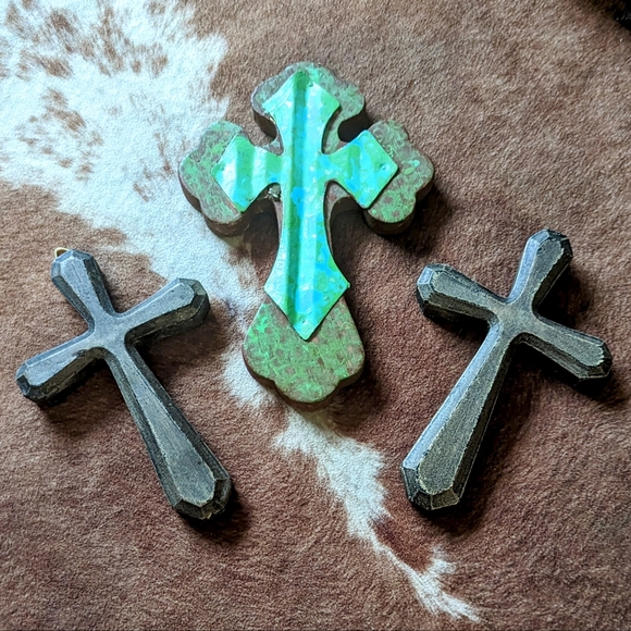 New 3 Piece Bundle of Cross Hanging Decor - Picture 3 of 10